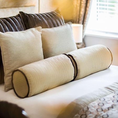 Worldhotels Distinctive Woughton House Hotel Milton Keynes Esterno foto