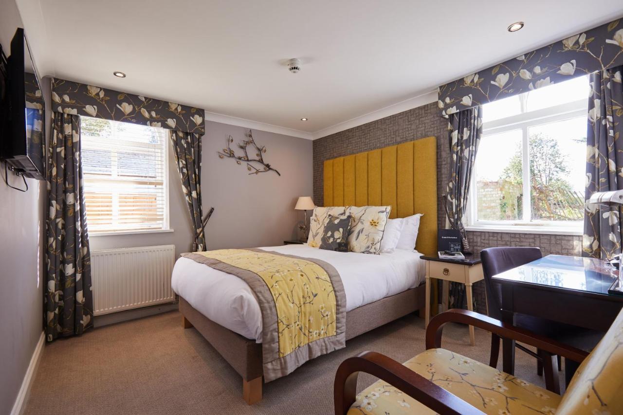 Worldhotels Distinctive Woughton House Hotel Milton Keynes Esterno foto