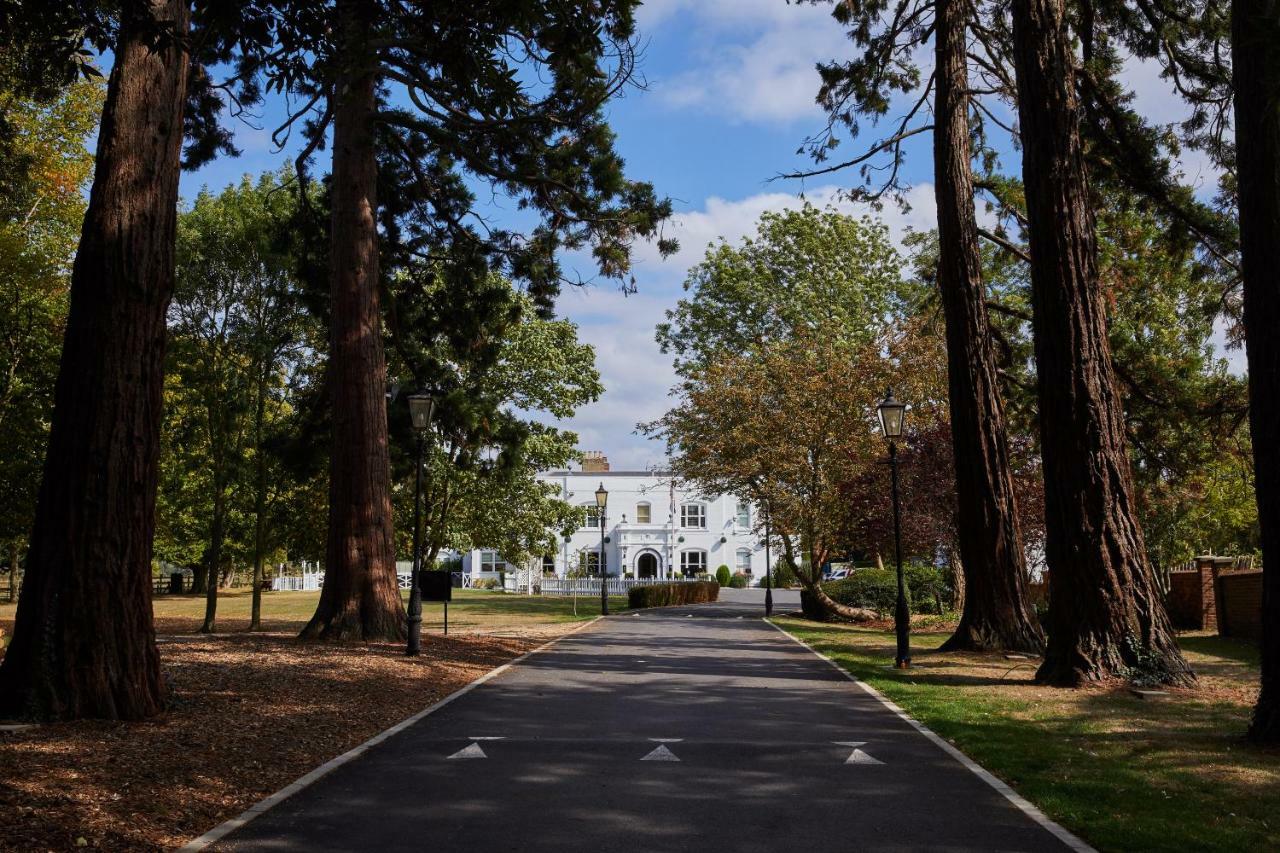 Worldhotels Distinctive Woughton House Hotel Milton Keynes Esterno foto
