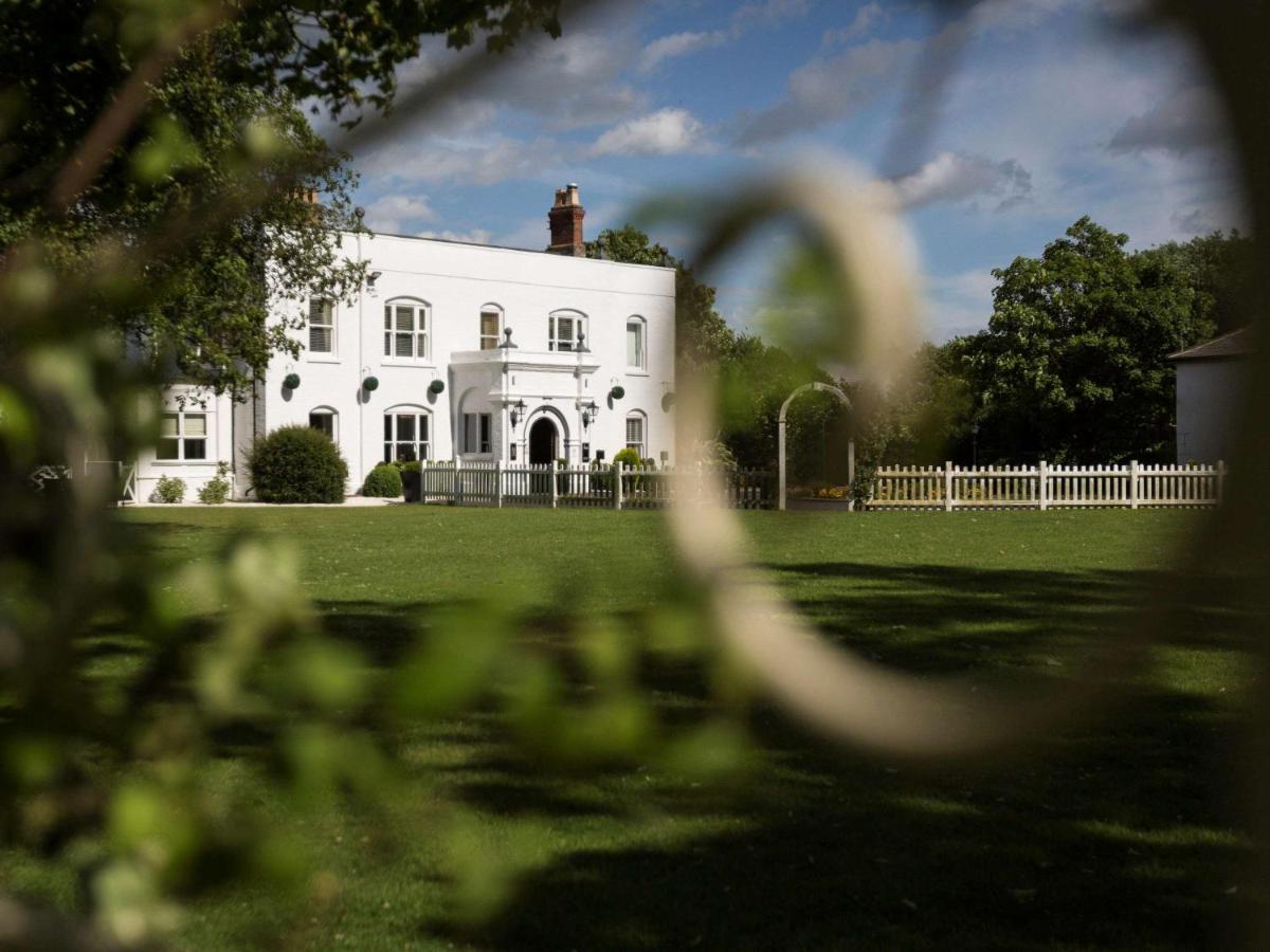 Worldhotels Distinctive Woughton House Hotel Milton Keynes Esterno foto