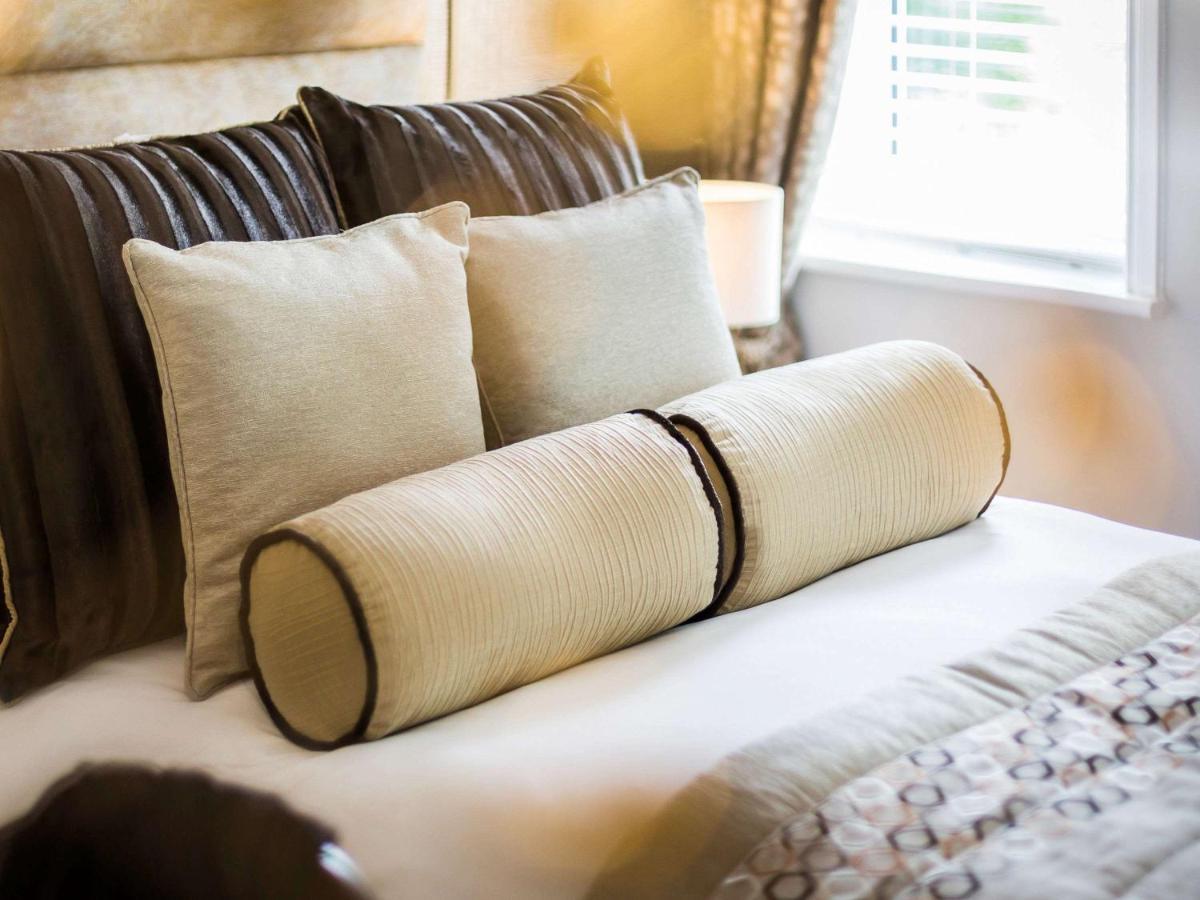 Worldhotels Distinctive Woughton House Hotel Milton Keynes Esterno foto