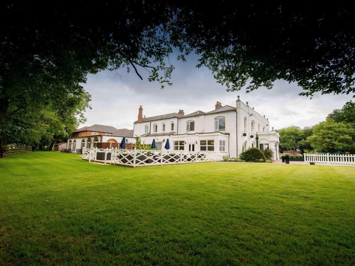 Worldhotels Distinctive Woughton House Hotel Milton Keynes Esterno foto